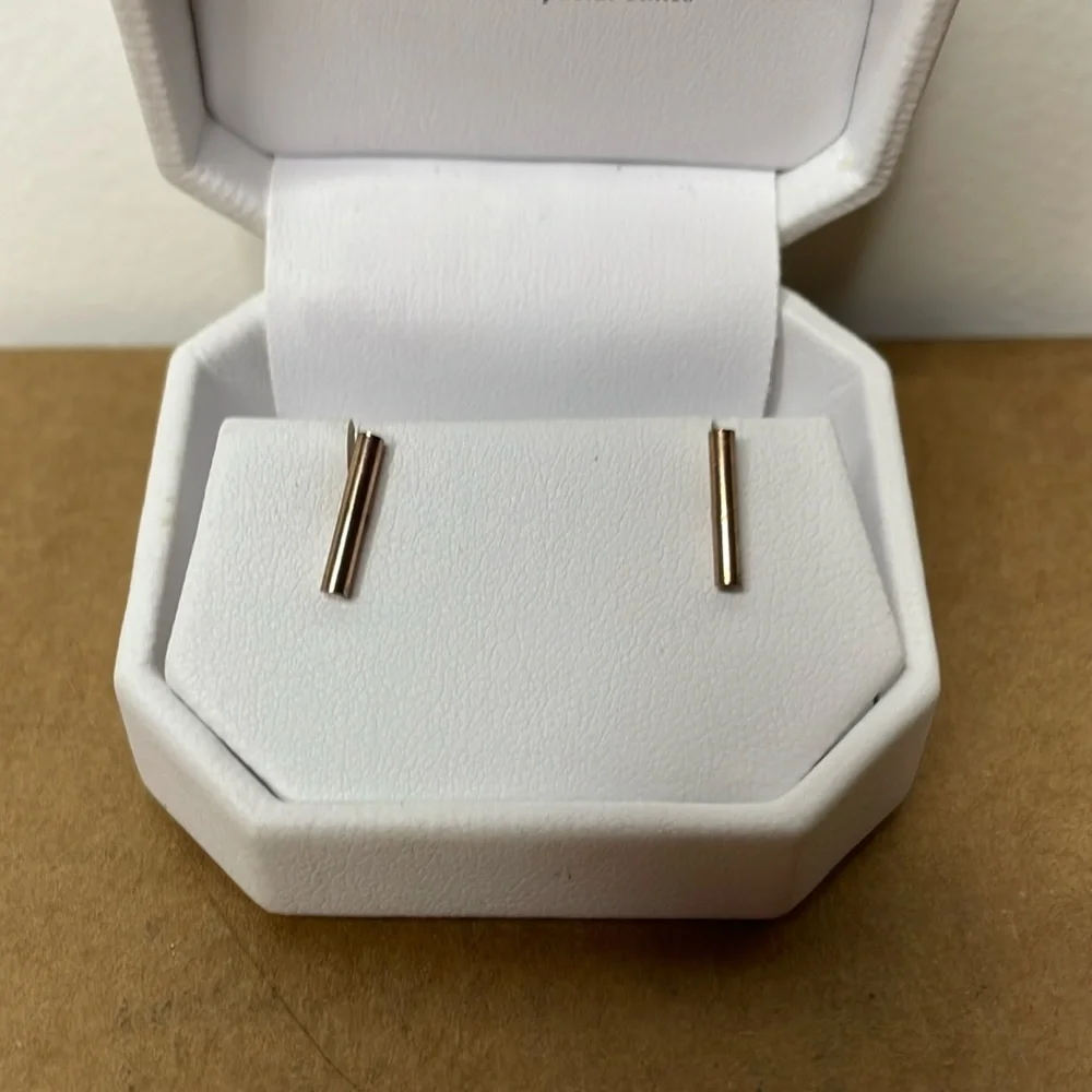 5/$25 Gold Bar Earrings. - Picture 1 of 2